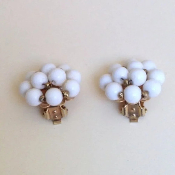 Vintage White Flower Design Clip On Earrings Gift Present Minimalist Academia - Picture 4 of 6